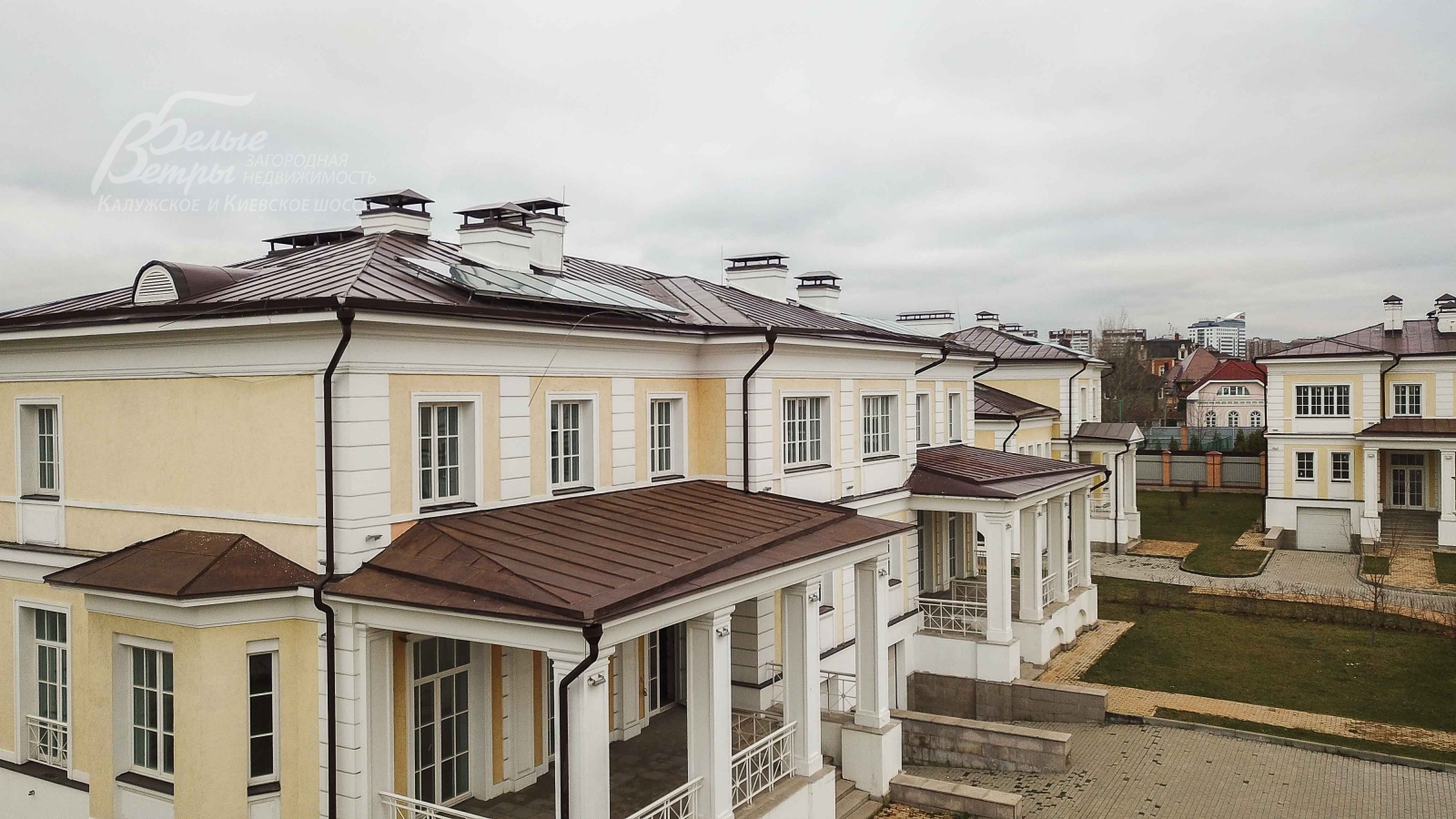 На крышах установлены солнечные батареи (гелионакопители)